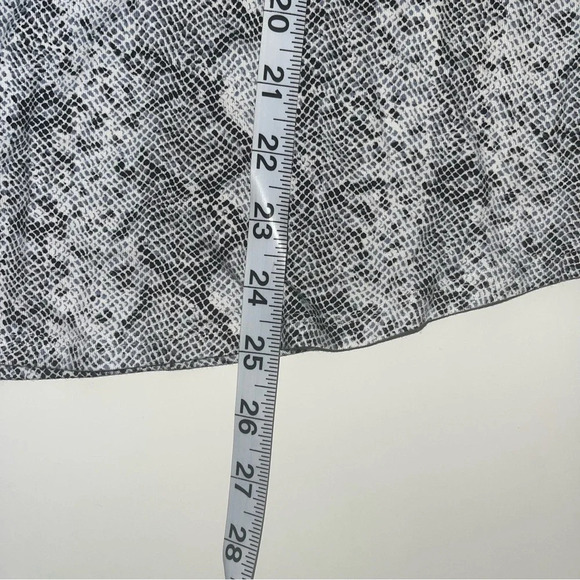 Maurices 24/7 White & Gray Snakeskin Mock Neck Long Sleeve Tee Medium Women’s - Picture 8 of 11